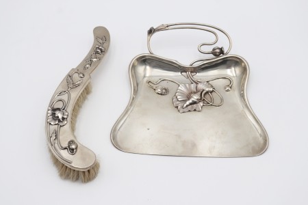 Apanha-migalhas e escova em prata com relevos de motivos florais